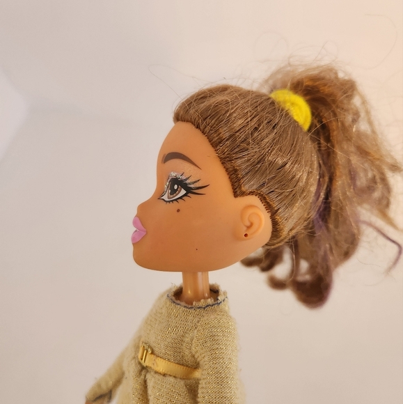 BRATZ Doll Snowkissed Yasmin Brown Purple Hair Glitter Brown Eyes Metallic dress - Picture 3 of 8